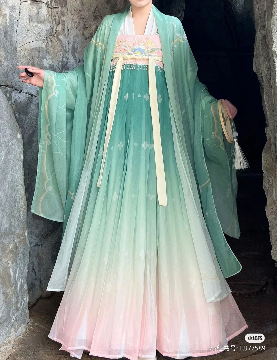 Elegant Hanfu Womens Chinese-Style Ensemble:A Blend of Tradition and Modernity Elegant Hanfu Womens Chinese-Style Ensemble:A Blend of Tradition and Modernity