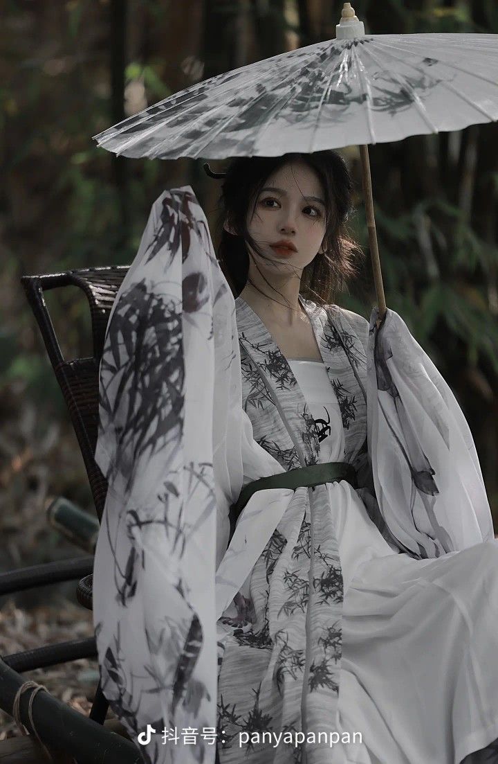 Ethereal Splendor:Original Hanfu Design Inspired by Glass Artistry