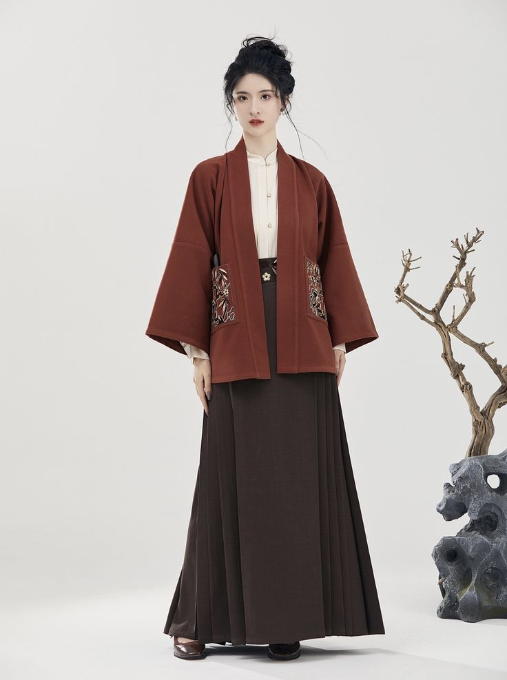 The Evolution of Traditional Chinese Clothing:The Round-neck Undershirt as a Part of Hanfu Fashion