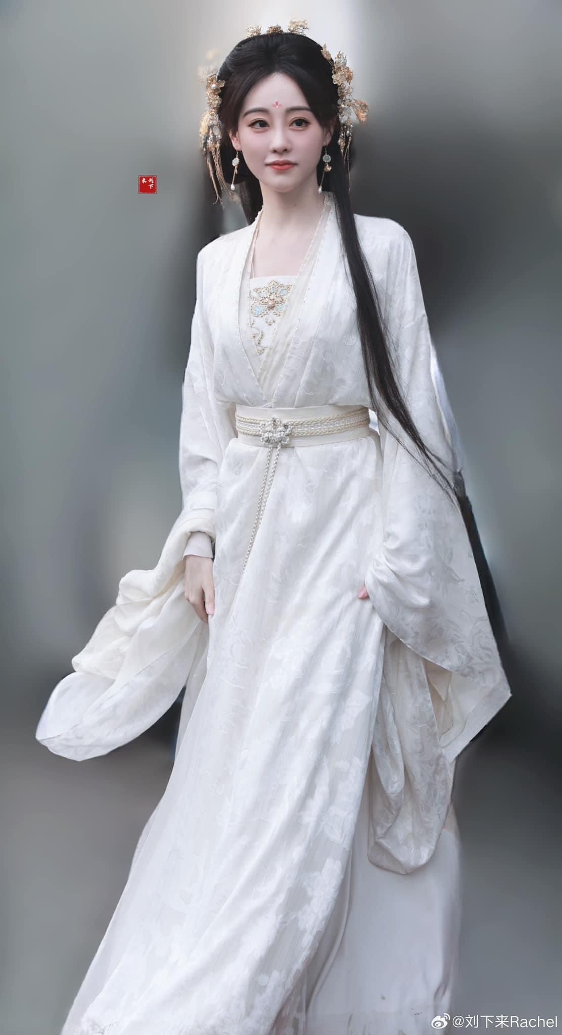 Amid Gardens and Dreams:The Enchantment of Hanfu and Qionghua Bloom