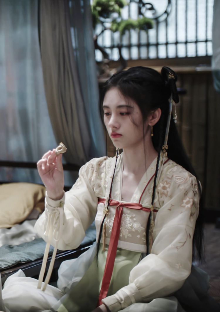 The Tang Suit of a Baby Girls First Grasp Ceremony:Tradition and Celebration