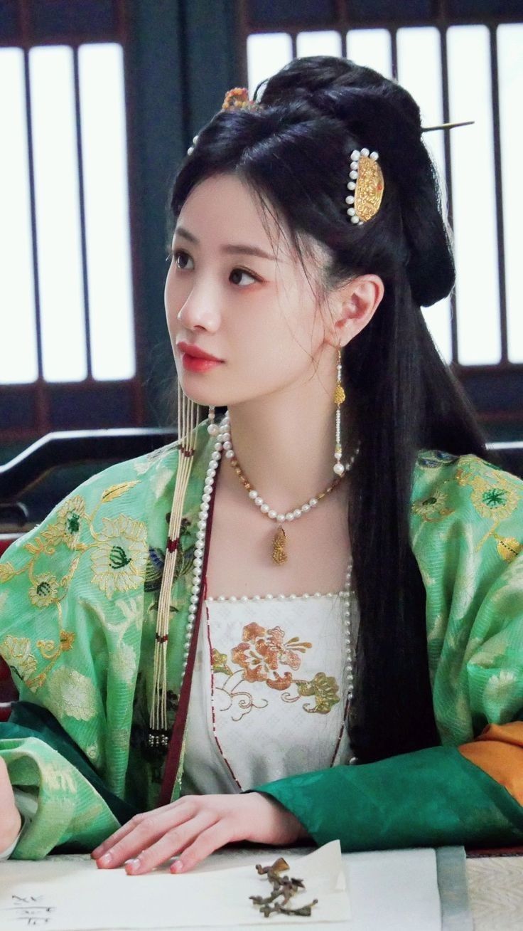 The Revival of Hanfu in the Qing Dynasty:The Story of Yanxi Palace