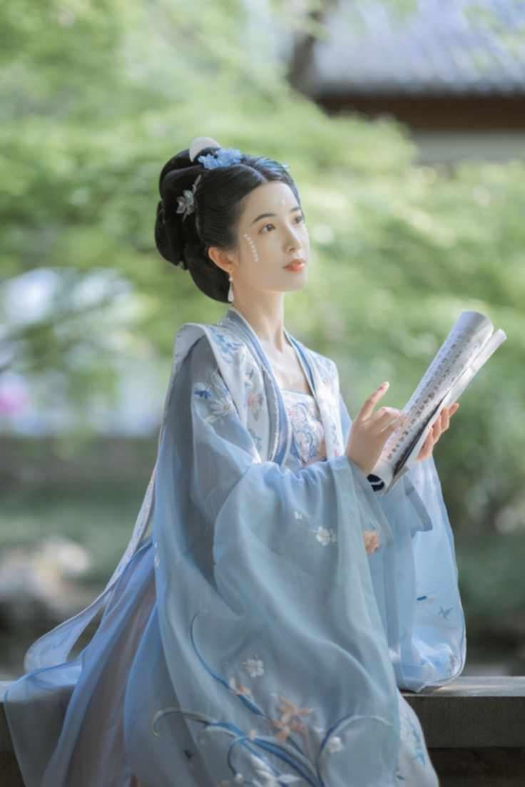 Ancient Charm Meets Modern Elegance:A Girl Child in a Guzheng Qipao Ancient Charm Meets Modern Elegance:A Girl Child in a Guzheng Qipao