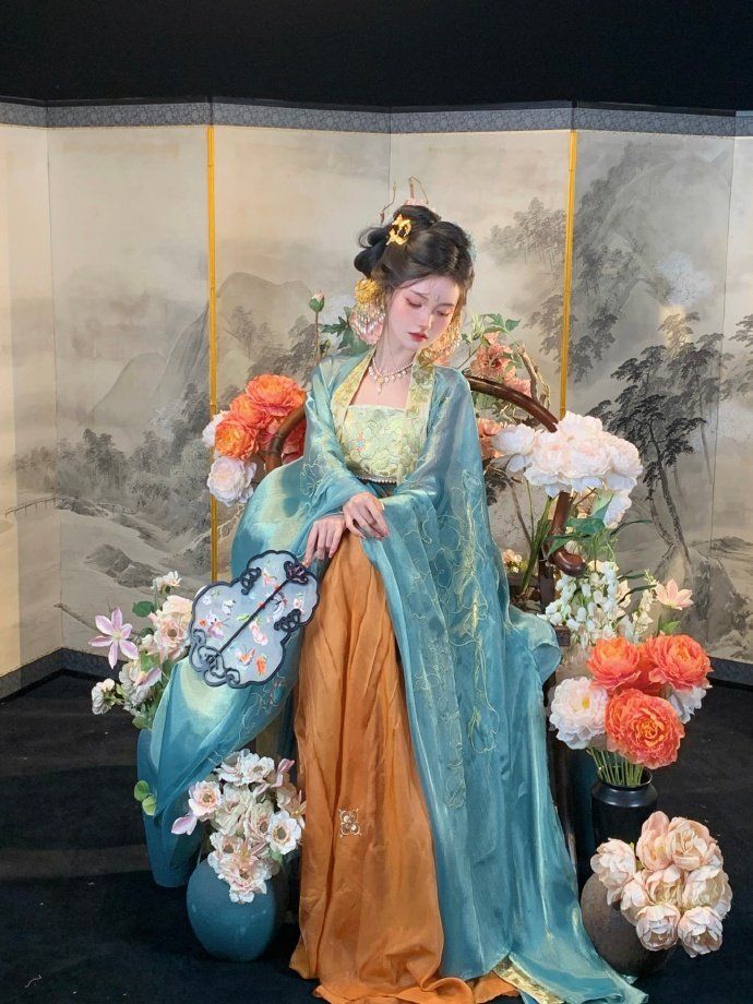 Petite Charmers:The Art of Flaunting a Tailored Cheongsam that Embraces the Belly Petite Charmers:The Art of Flaunting a Tailored Cheongsam that Embraces the Belly