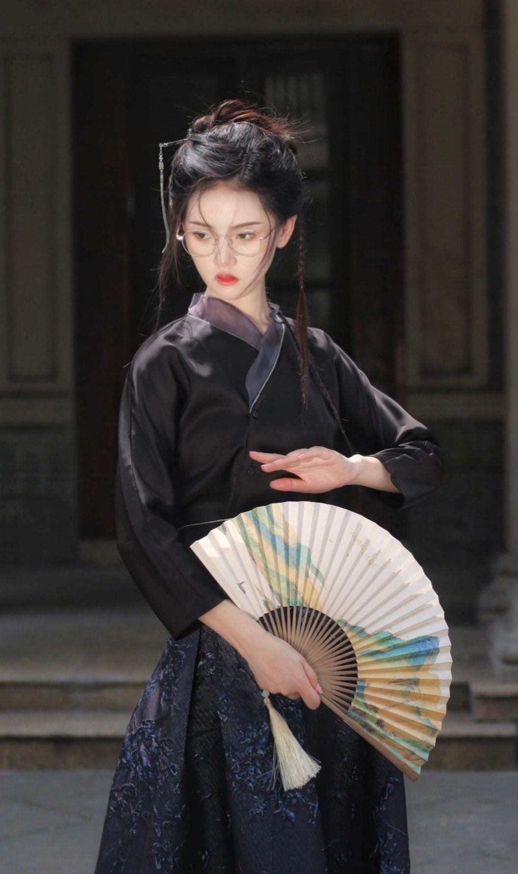 The Elegance of a Cheongsam with a Veiled Skirt:A Tale of the Alluring Woman in Traditional Beauty The Elegance of a Cheongsam with a Veiled Skirt:A Tale of the Alluring Woman in Traditional Beauty
