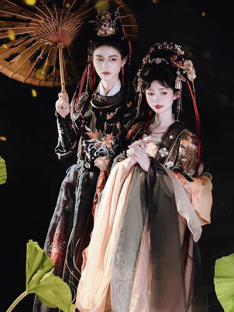 Modern Commuting in Summer with a Twist of Traditional Hanfu