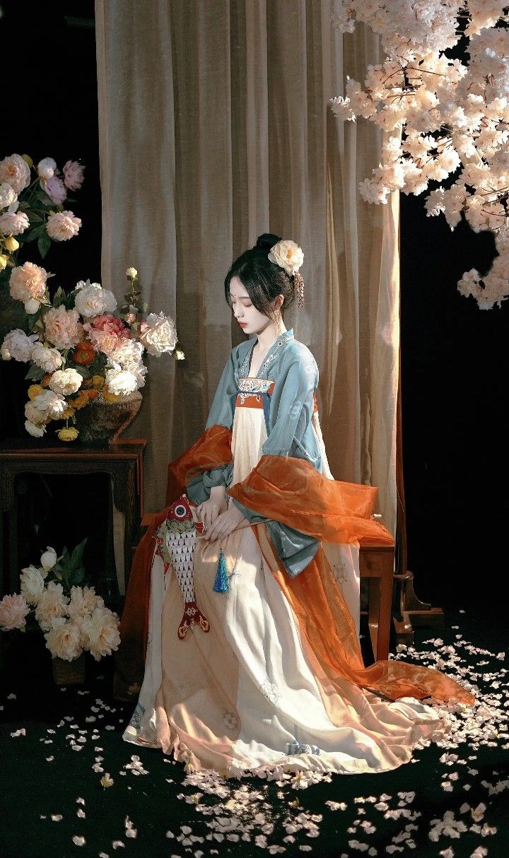 The Splendor of Hanfu:Song Dynasty Wedding Gowns in Modern Perspective
