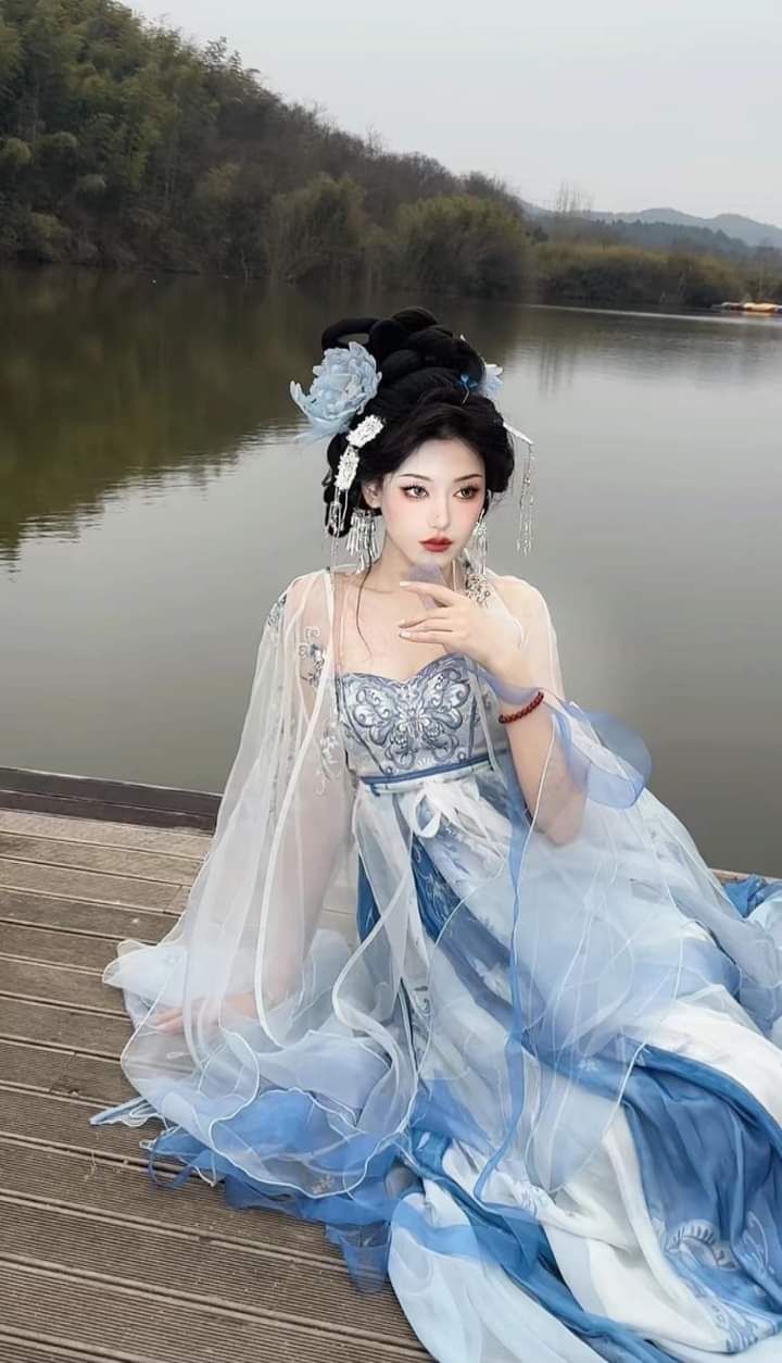 Exploring the Enchanting World of Purple Gradient Hanfu 汉服) Exploring the Enchanting World of Purple Gradient Hanfu 汉服)