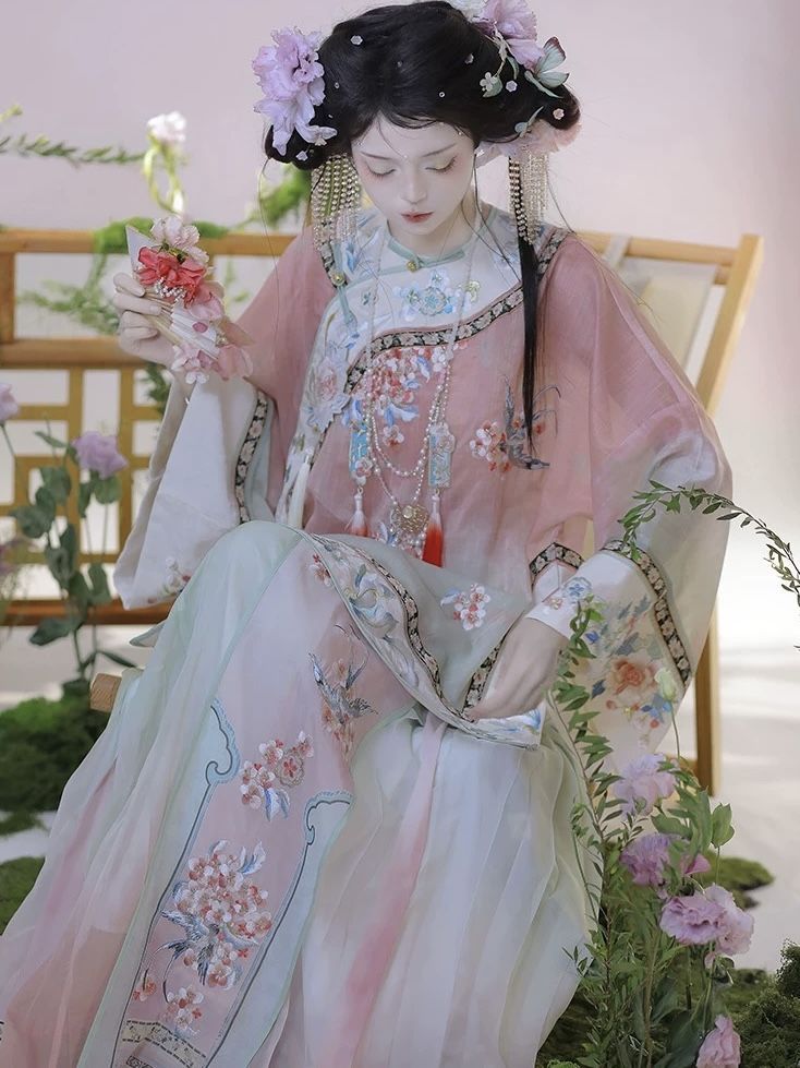 The Legend of Mermaid Tears in Traditional Chinese Hanfu Fashion The Legend of Mermaid Tears in Traditional Chinese Hanfu Fashion