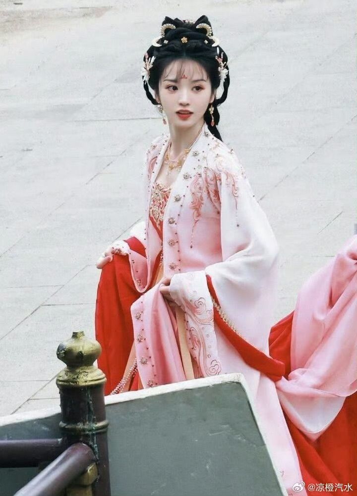 Winter Warmth in Traditional Chinese Childrens Hanfu Hooded Cape for Girls Winter Warmth in Traditional Chinese Childrens Hanfu Hooded Cape for Girls