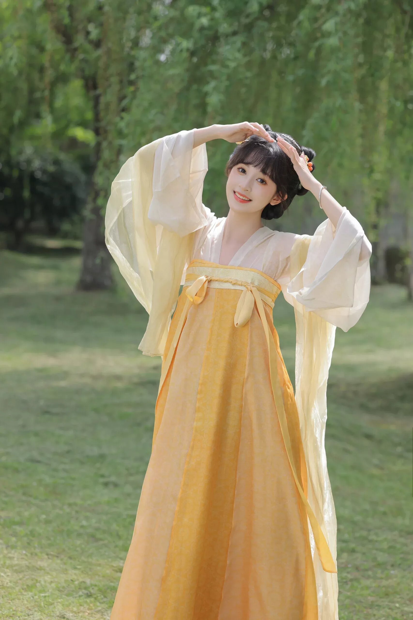 Champagne Cheongsam Style for Summer 2024:A Glimpse into the New Fashion Trend Champagne Cheongsam Style for Summer 2024:A Glimpse into the New Fashion Trend