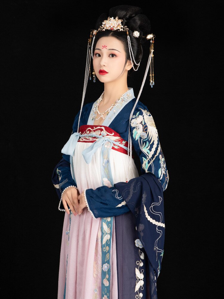 Elegant Fusion:The Rise of Hanfu High-Heeled Shoes among Modern Women