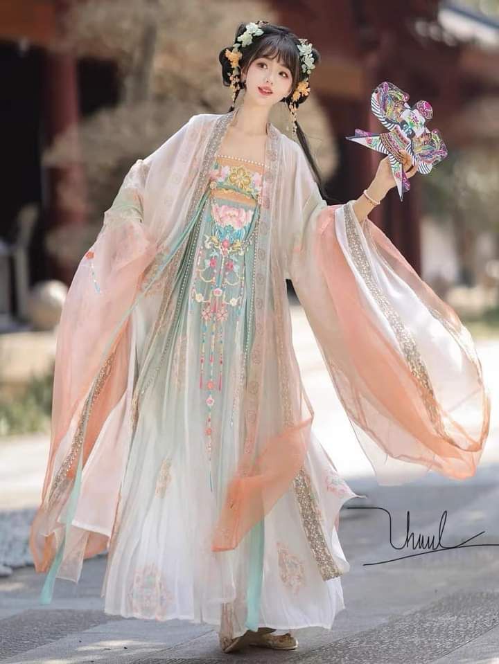 Authentic Qiongian Rucheng Skirt Hanfu Costume:A Complete Set Authentic Qiongian Rucheng Skirt Hanfu Costume:A Complete Set