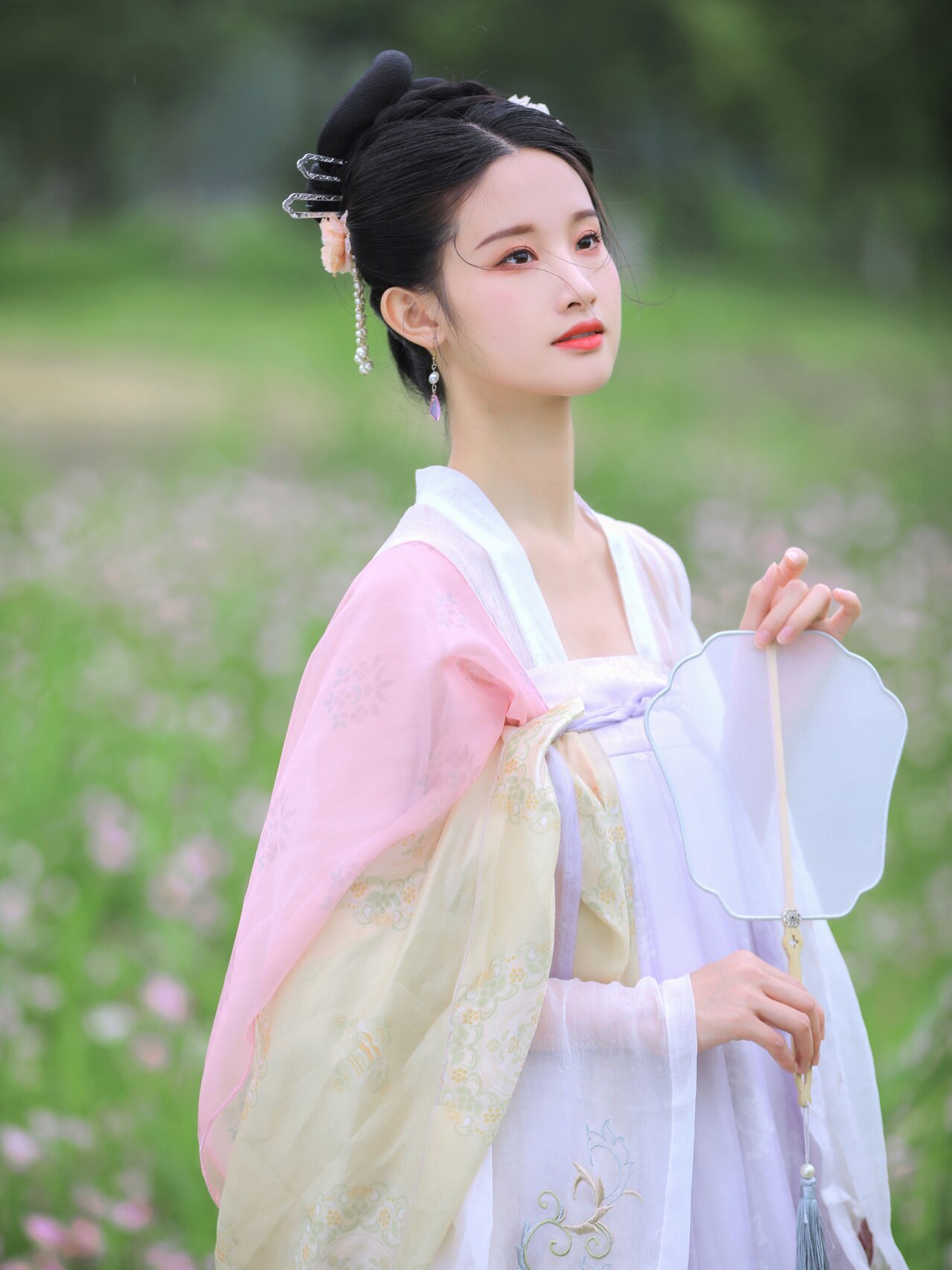 The Elegance of Cheongsam with Train:A Traditional Chinese Bridal Gown The Elegance of Cheongsam with Train:A Traditional Chinese Bridal Gown