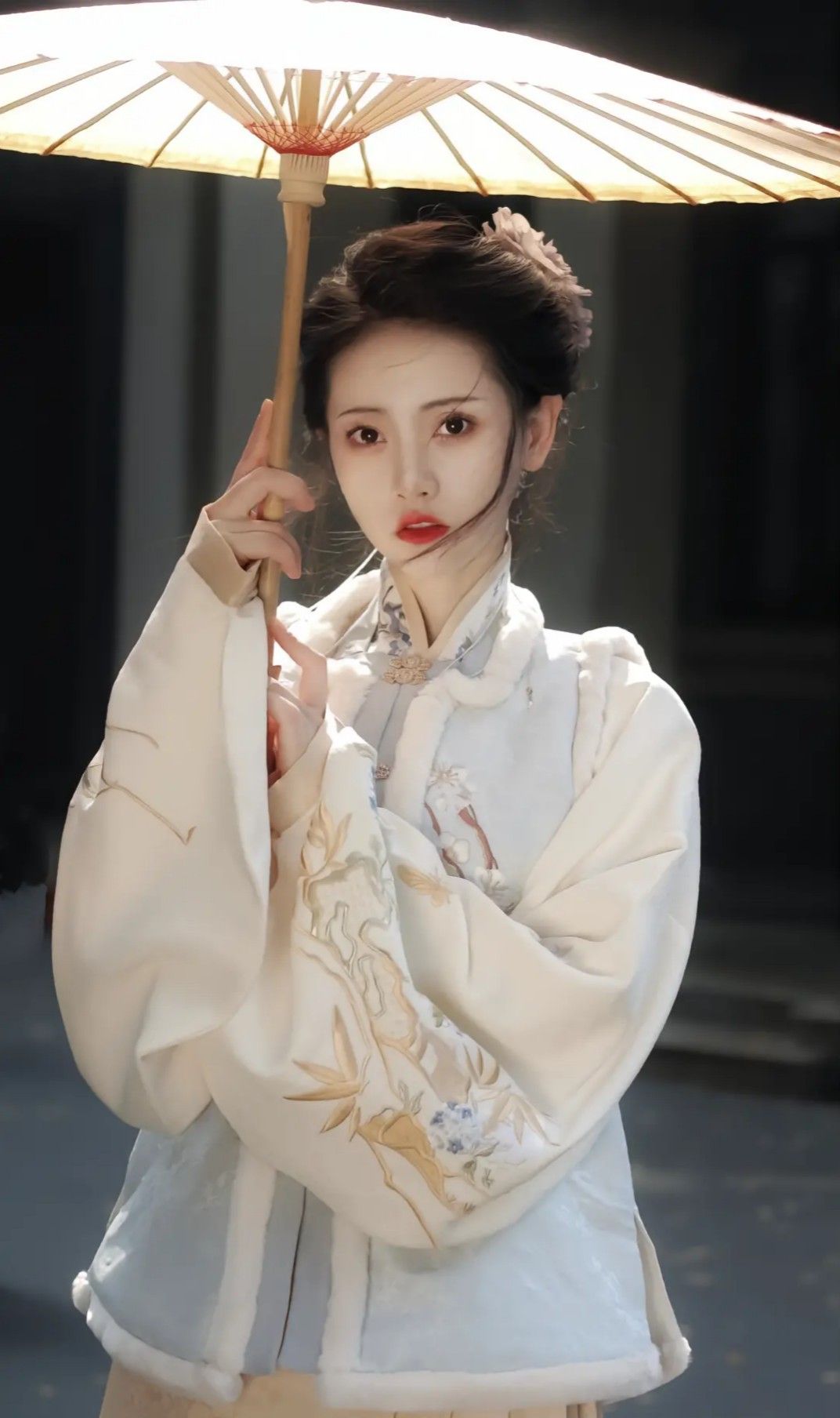White Hair Accessories in Hanfu Fashion:A Detailed Exploration