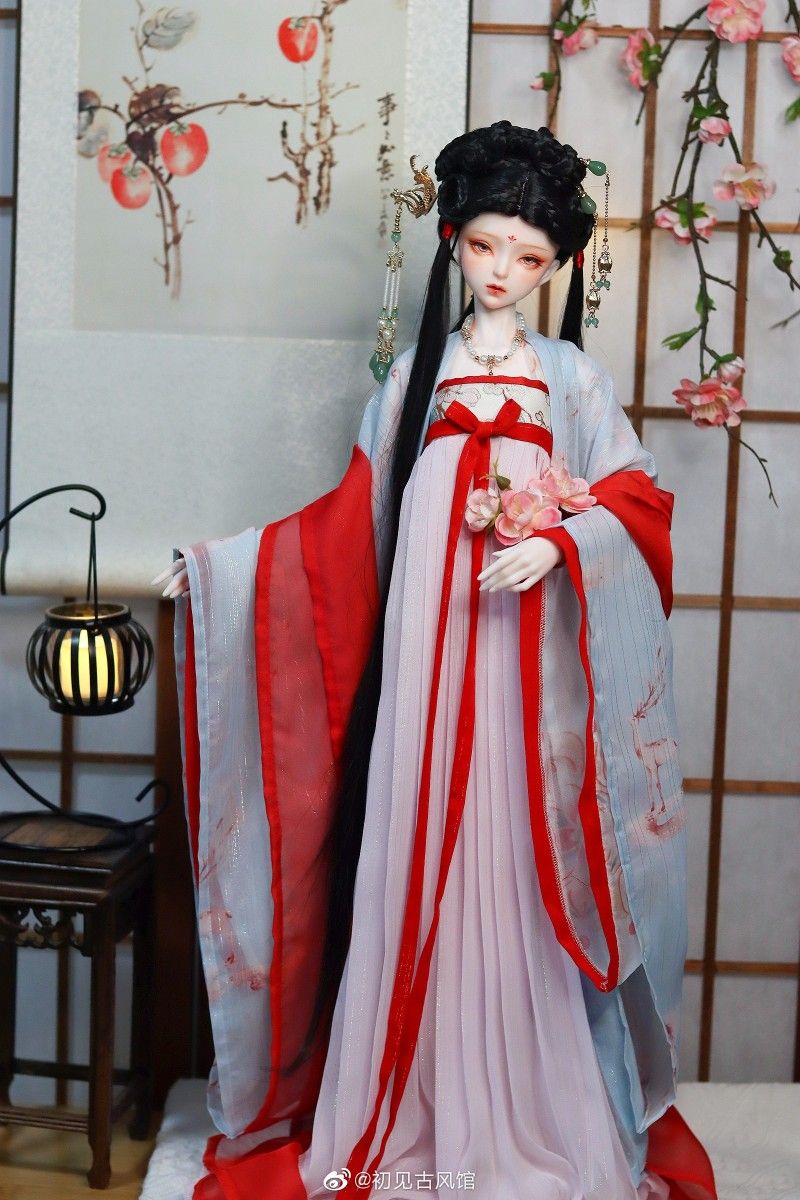 The Revival of Hanfu:Embracing the Past in the Return of Traditional Chinese Attire The Revival of Hanfu:Embracing the Past in the Return of Traditional Chinese Attire