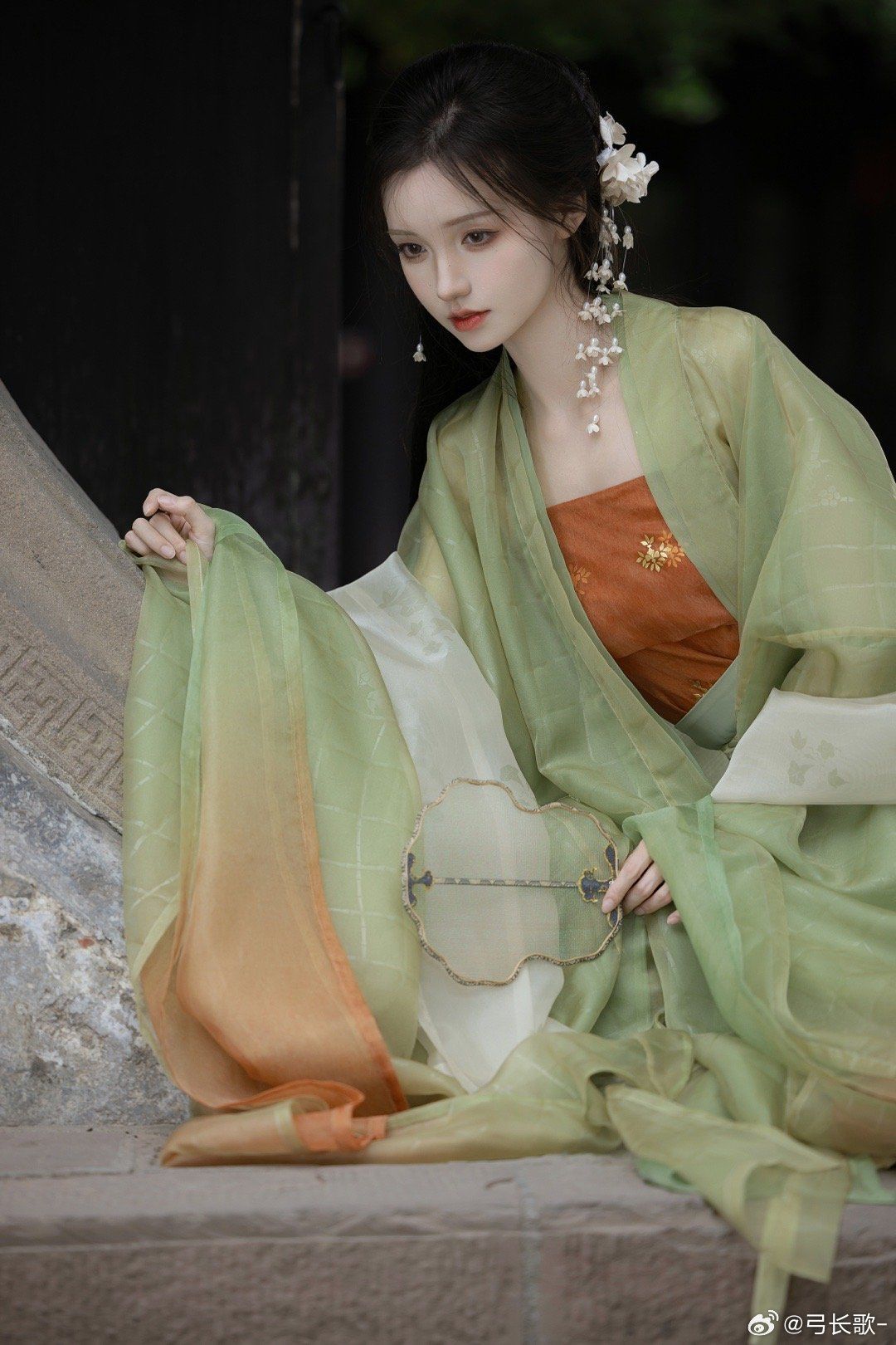 A Glimpse of Blue Charm in Cloud Silk Cheongsam:The Story of a Blue-Hued Qipao A Glimpse of Blue Charm in Cloud Silk Cheongsam:The Story of a Blue-Hued Qipao