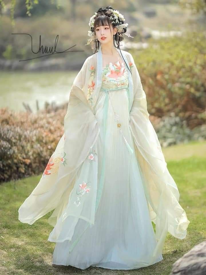 Summer in a Girls World of Broad-袖 Hanfu 汉服) Summer in a Girls World of Broad-袖 Hanfu 汉服)