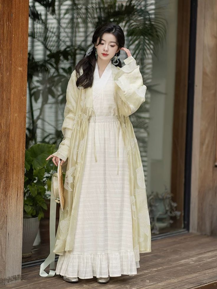 Summer Fashion:The Evolution of Traditional Hanfu Dress into a Modern Modified Dress