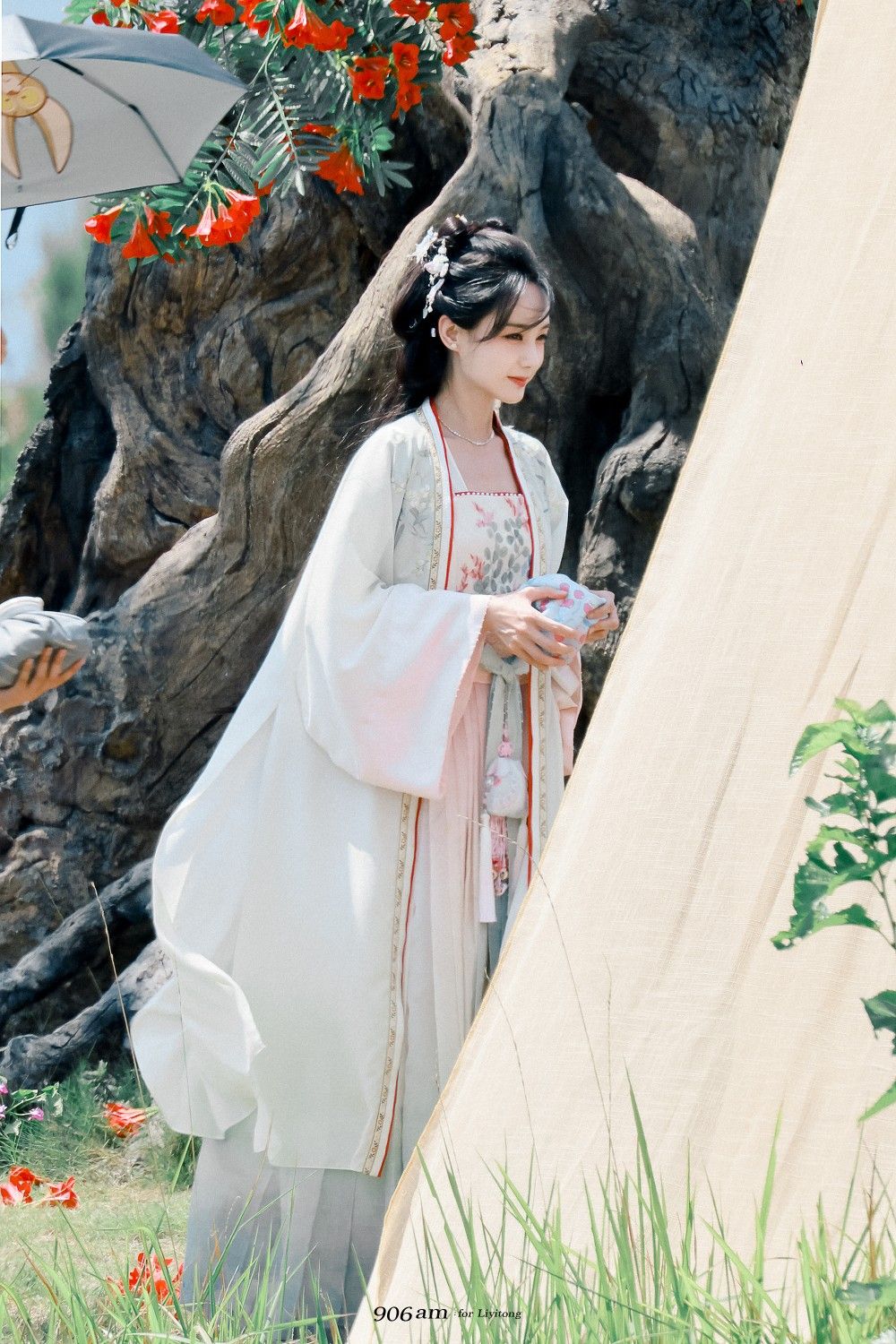 Winter Cheongsam Elegance:A Girls Hanfu Fashion Journey in Cold Weather