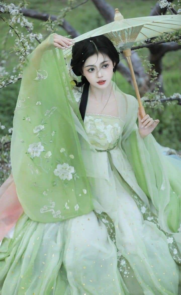 The Rise of Hanfu Fashion:Embracing Traditional Elegance Among 30-to 40-Year-Old Women