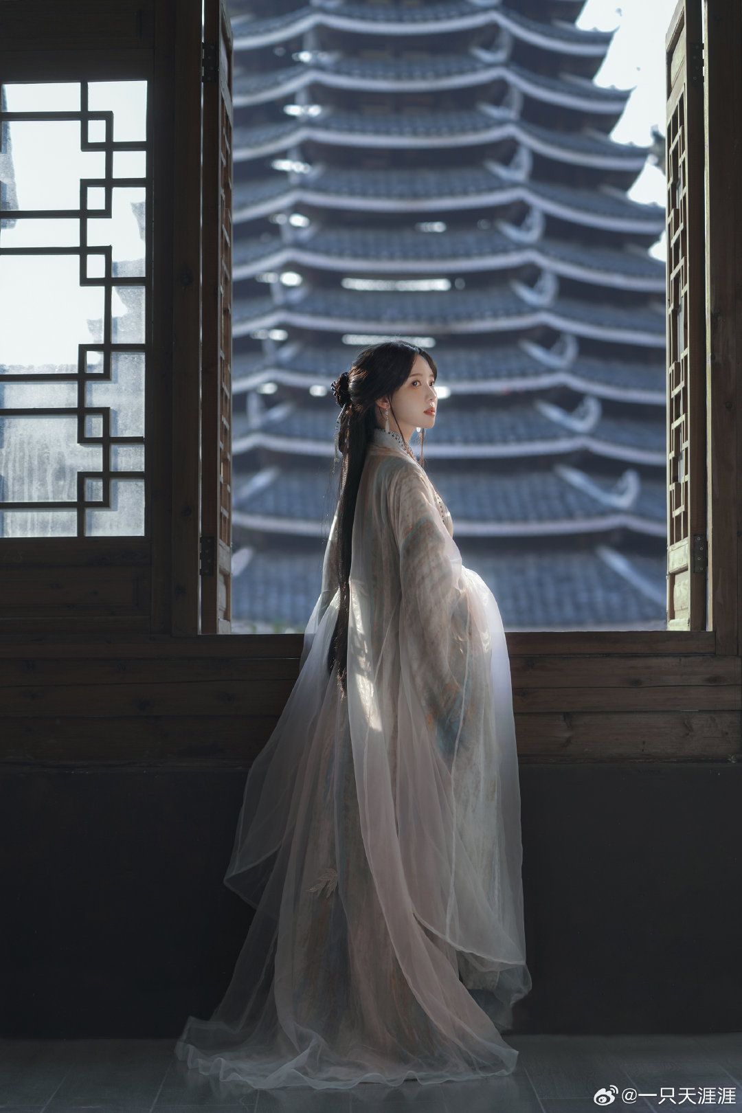 The Cheongsam with a Hooded Cape:A Blend of Traditional Elegance and Modern Style The Cheongsam with a Hooded Cape:A Blend of Traditional Elegance and Modern Style