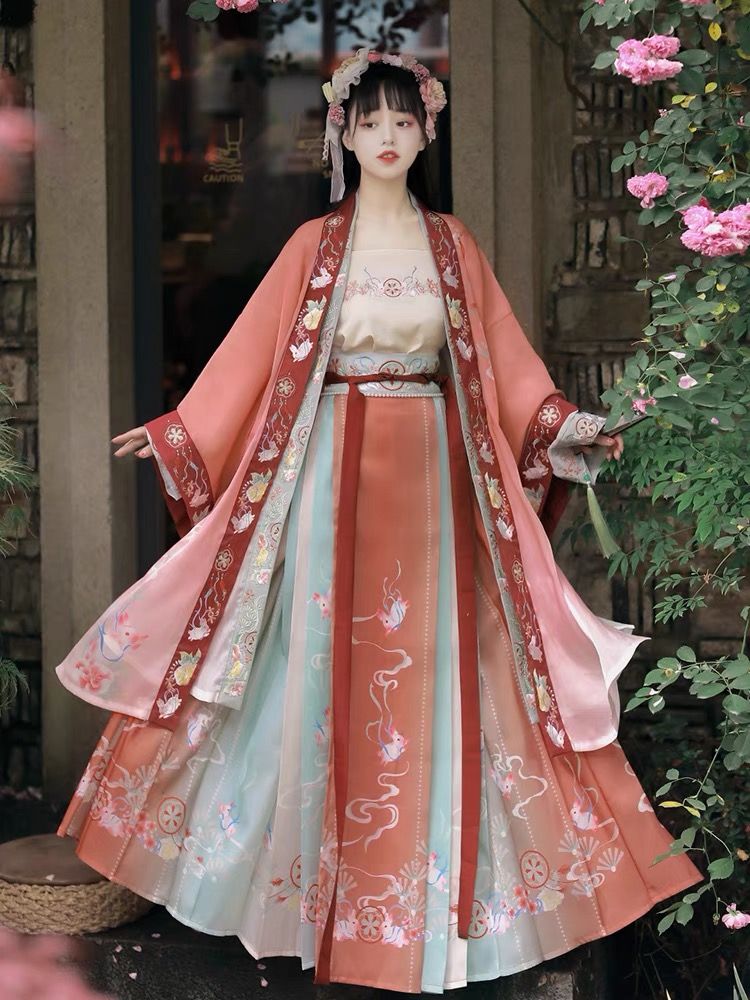 Embracing Modernity in Traditional Qipao:The Evolution of the Large Collar Embracing Modernity in Traditional Qipao:The Evolution of the Large Collar