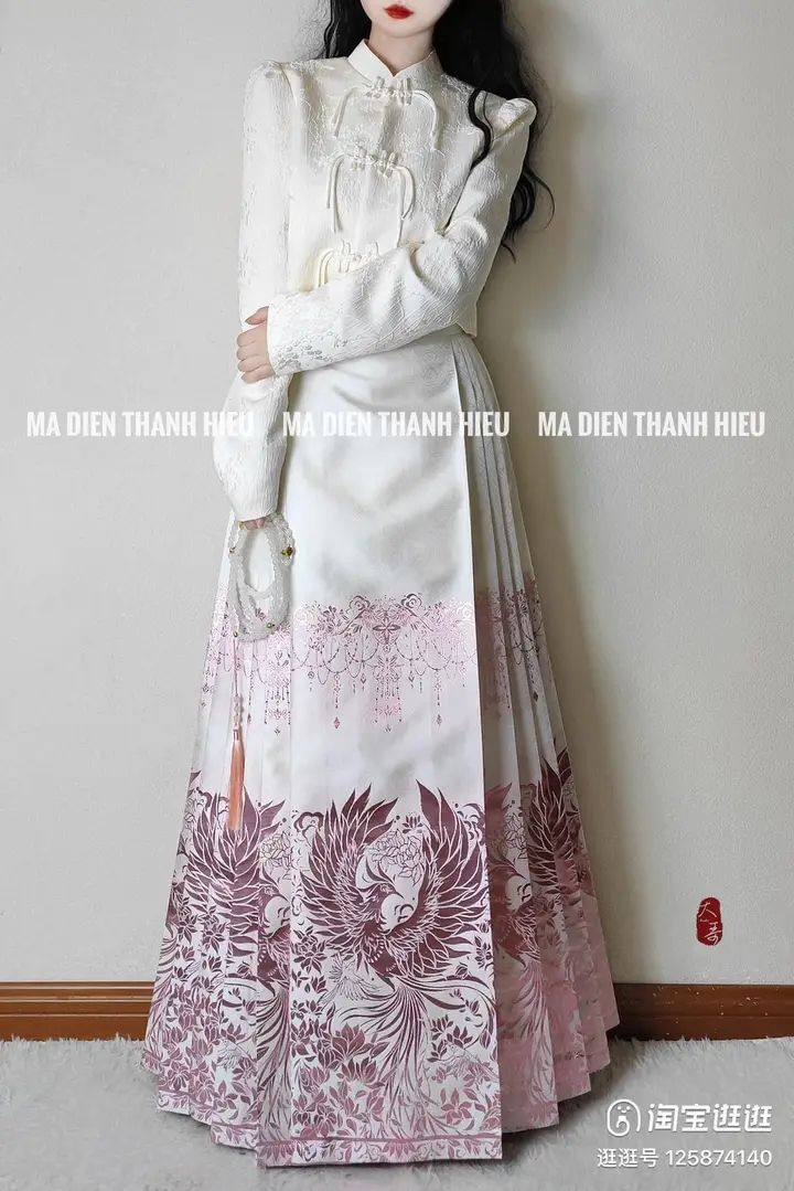 Embracing Modernity in a White Cheongsam:The Youthful Trend of Traditional Elegance