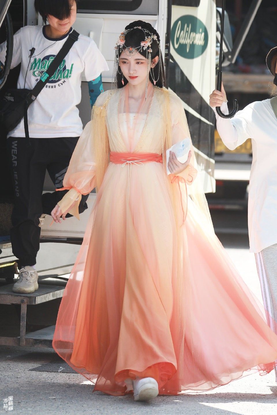 The Elegance of Horseface Skirt with Narrow Waistband:A Closer Look