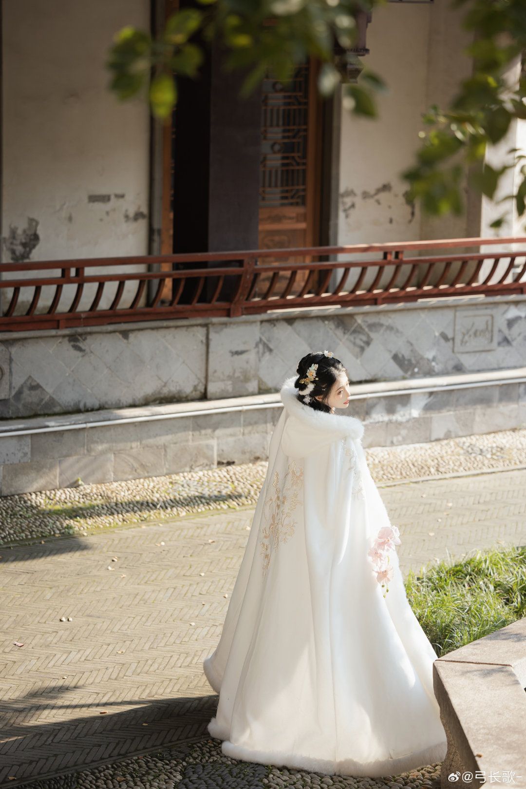 The Elegance of a Waist-Grazing Hanfu Woman in Traditional Chinese Style The Elegance of a Waist-Grazing Hanfu Woman in Traditional Chinese Style