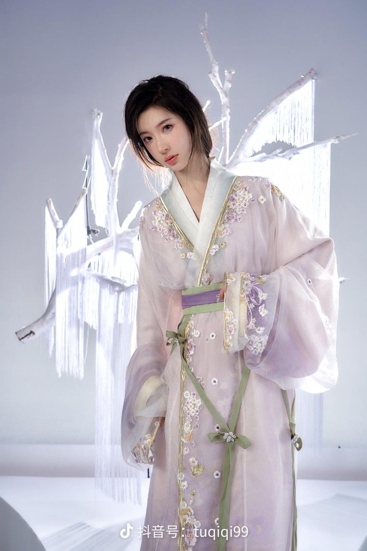 Chinese-Style Fashion Walk Show:The Splendor of Cheongsam