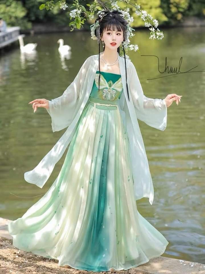 The Evolution of Womens Tang-Style Cheongsam:Embracing Traditional Elegance