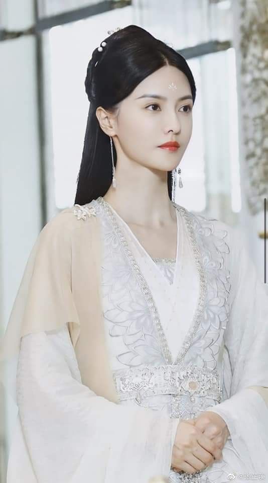 Chén Qiānqiāns Glassy Hanfu Fashion:Exploring the Splendor of Traditional Chinese Clothing