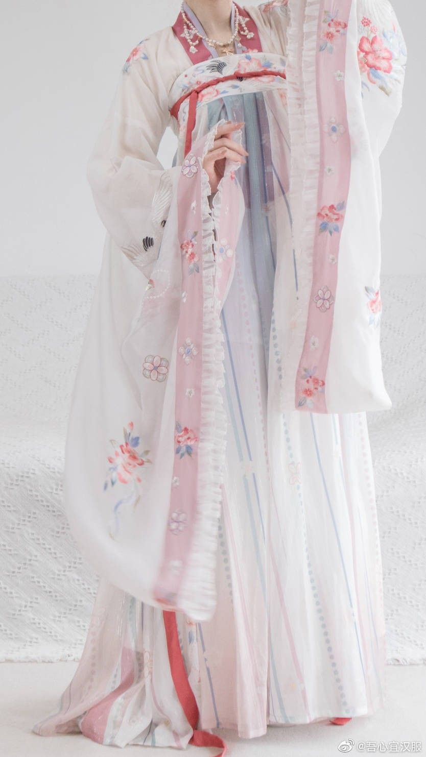 The Tea Flower Maiden in Traditional Hanfu Costume:A Tale of Elegance and Cultural Continuity The Tea Flower Maiden in Traditional Hanfu Costume:A Tale of Elegance and Cultural Continuity