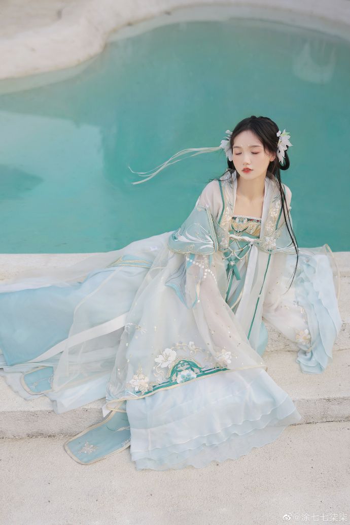 Elegant New Silk Qipao Dress with Sans Sericultural Splendor Elegant New Silk Qipao Dress with Sans Sericultural Splendor