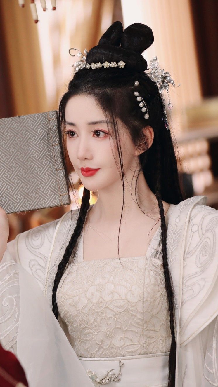 Spring and Autumn Fashion:The Art of Pairing Cheongsam with Shawls and Overlays