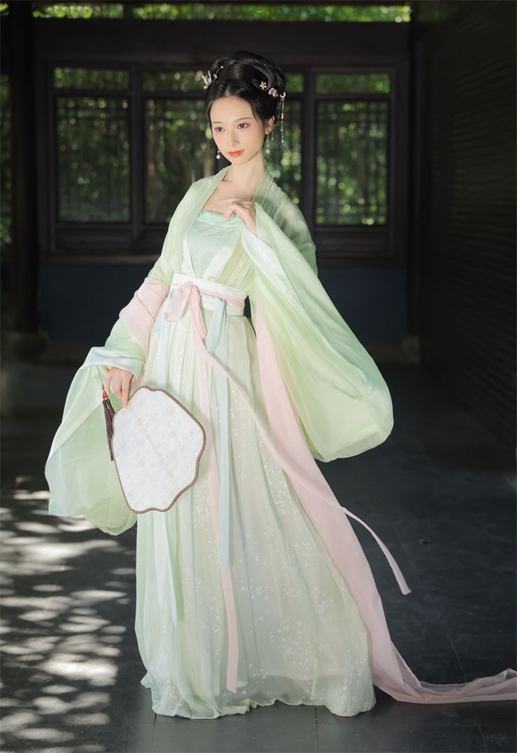 The Splendor of Ming-Style Hanfu and the Charm of Wei-Jin Fashion