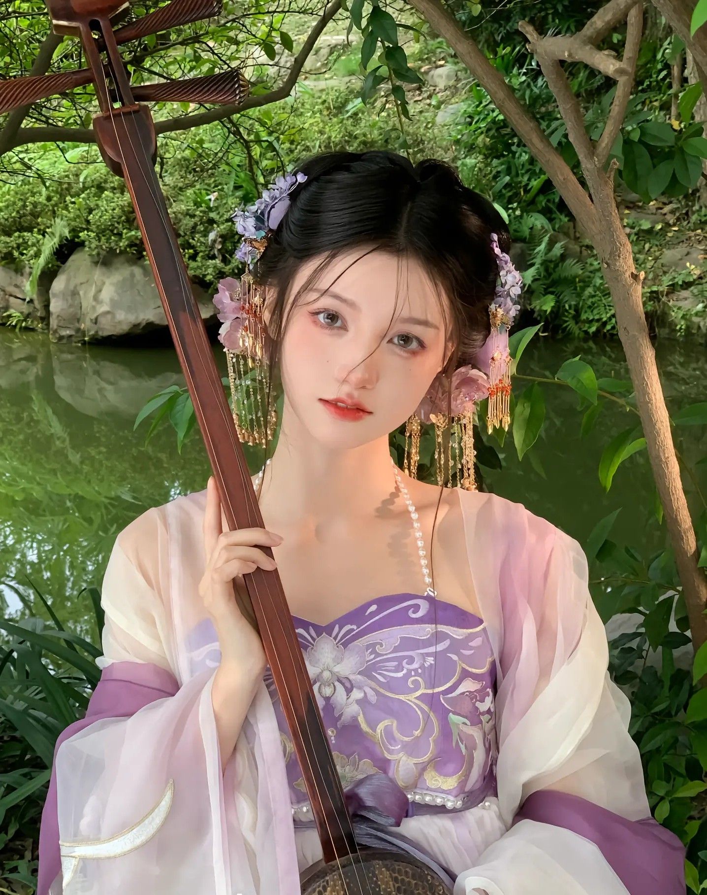 Childhood Elegance in Traditional Hanfu Style:The Story of a Little Girl and Her Hanfu Fan