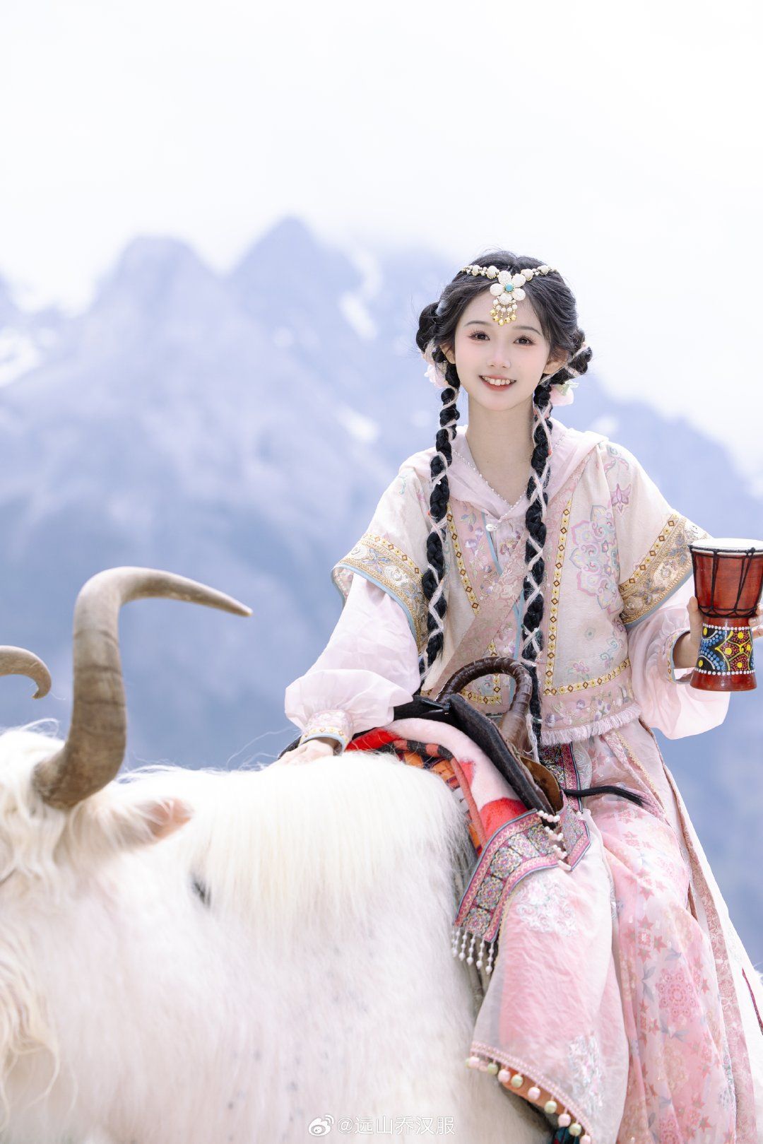 The Charm of Medium-Length Sleeve Cheongsam Skirts The Charm of Medium-Length Sleeve Cheongsam Skirts