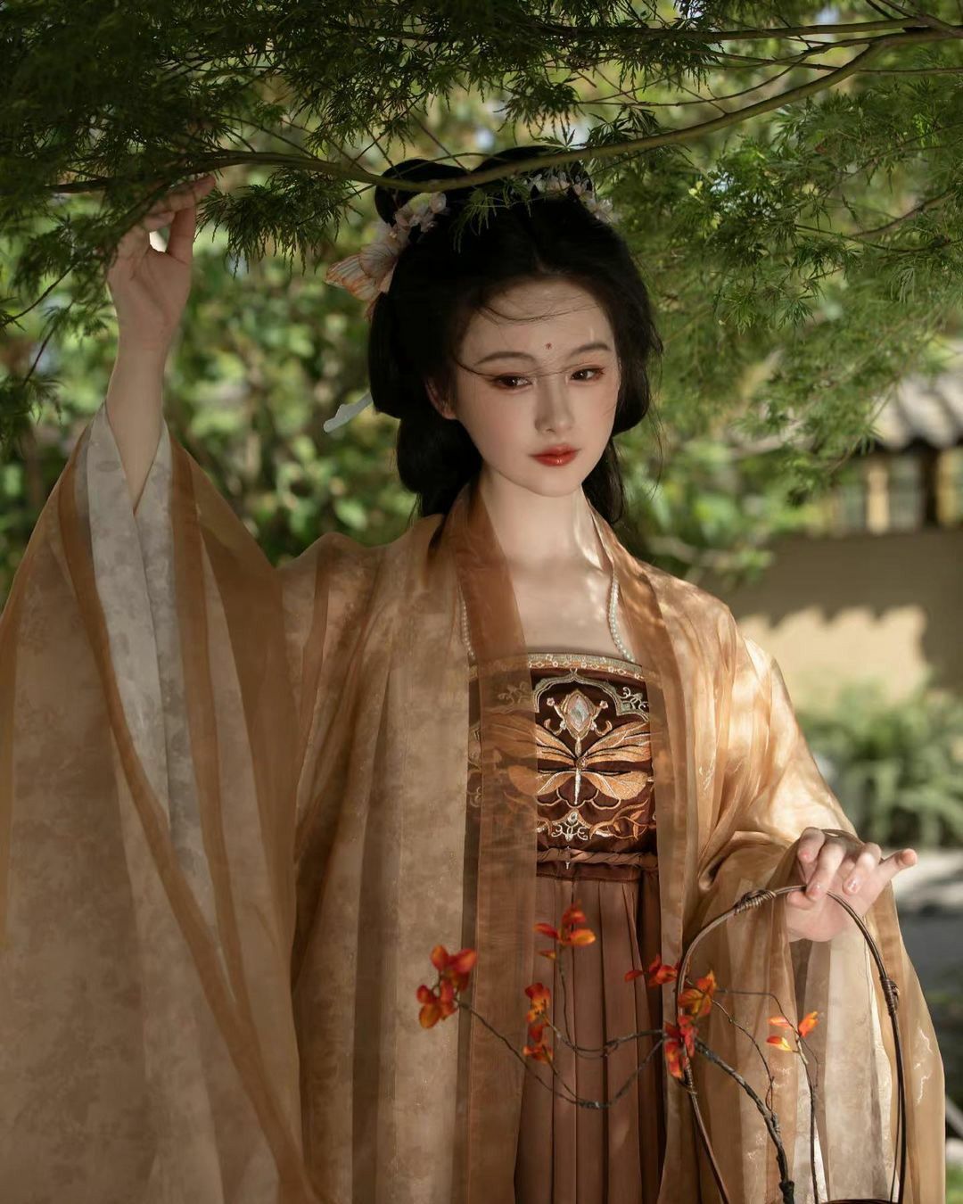 Reinventing the Cheongsam for Plus-Size Girls:A Guide to Comfortably Hide the Curves