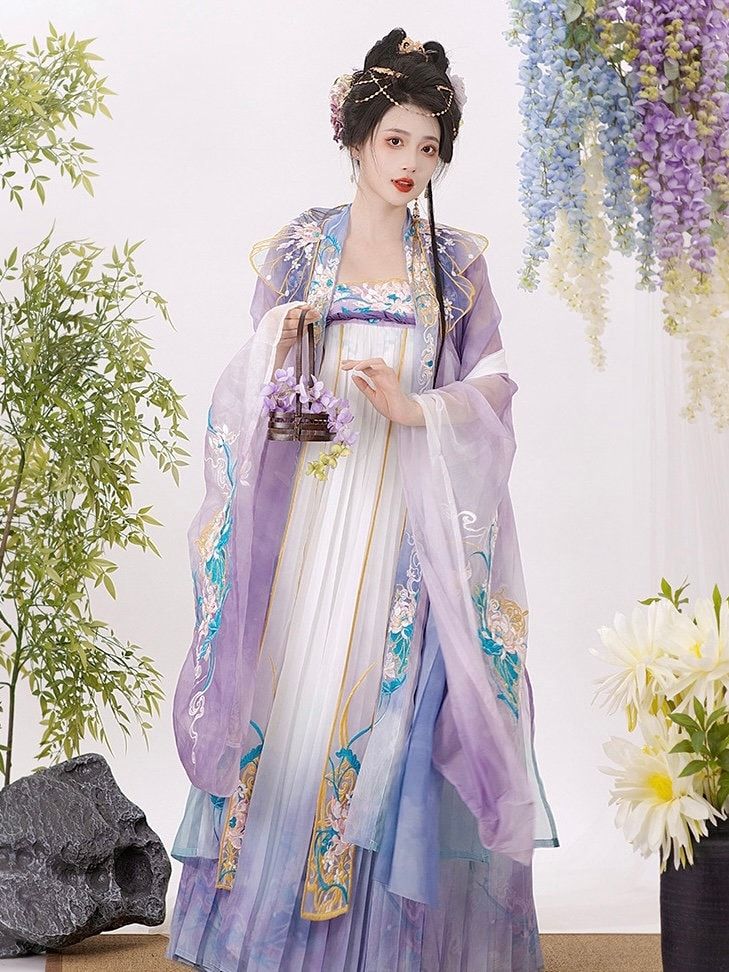 The Rise of Short-Style Hanfu Fashion:A Closer Look into the Trend of Short-Cut Hanfu Costumes