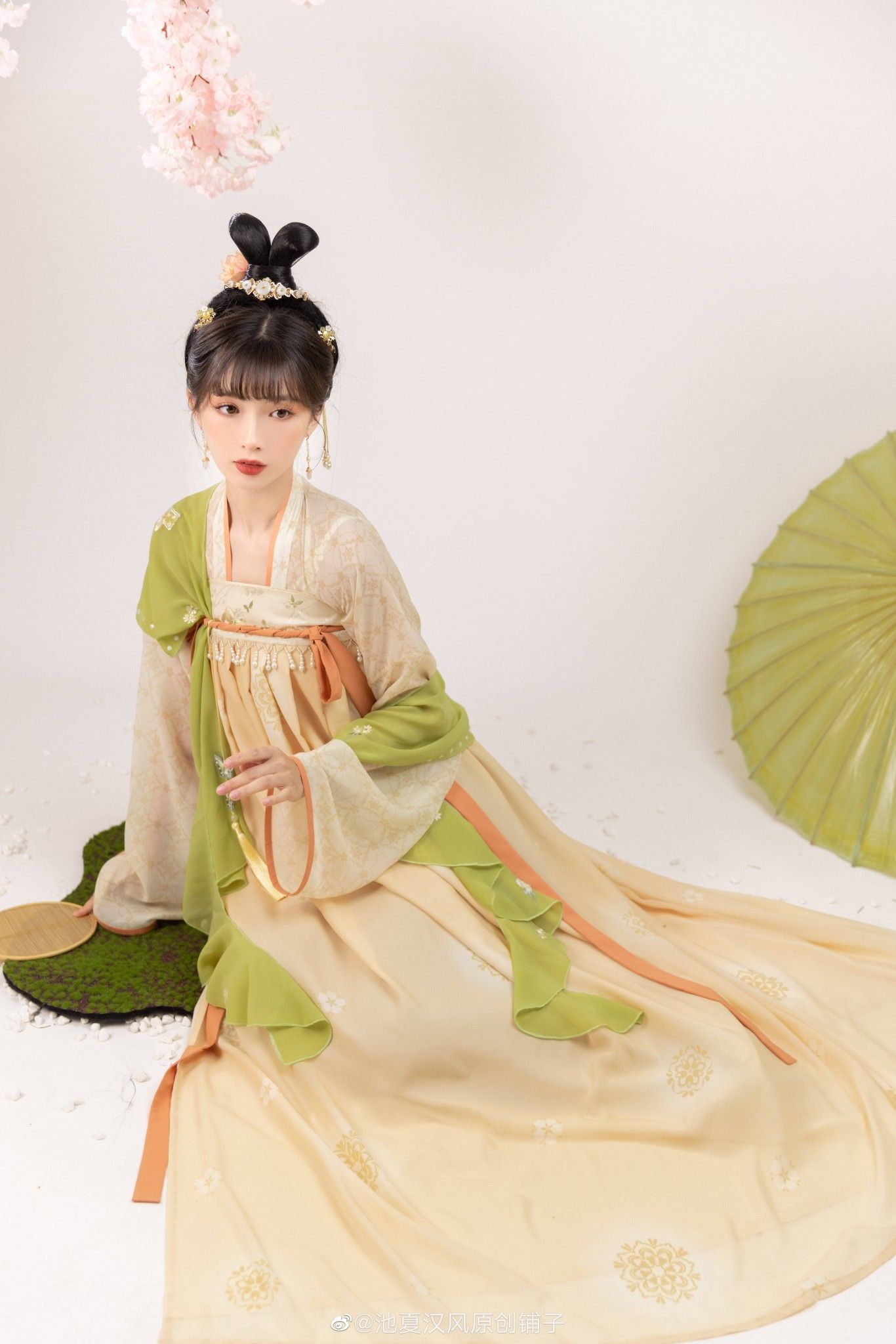 Short Silk Cheongsam:A Glamor of Traditional Elegance Short Silk Cheongsam:A Glamor of Traditional Elegance
