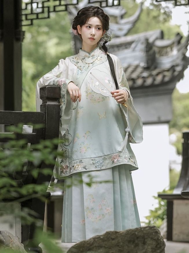 Petite Women’s Charm in Qipao Style:The Art of the Cheongsam Dress Petite Women’s Charm in Qipao Style:The Art of the Cheongsam Dress