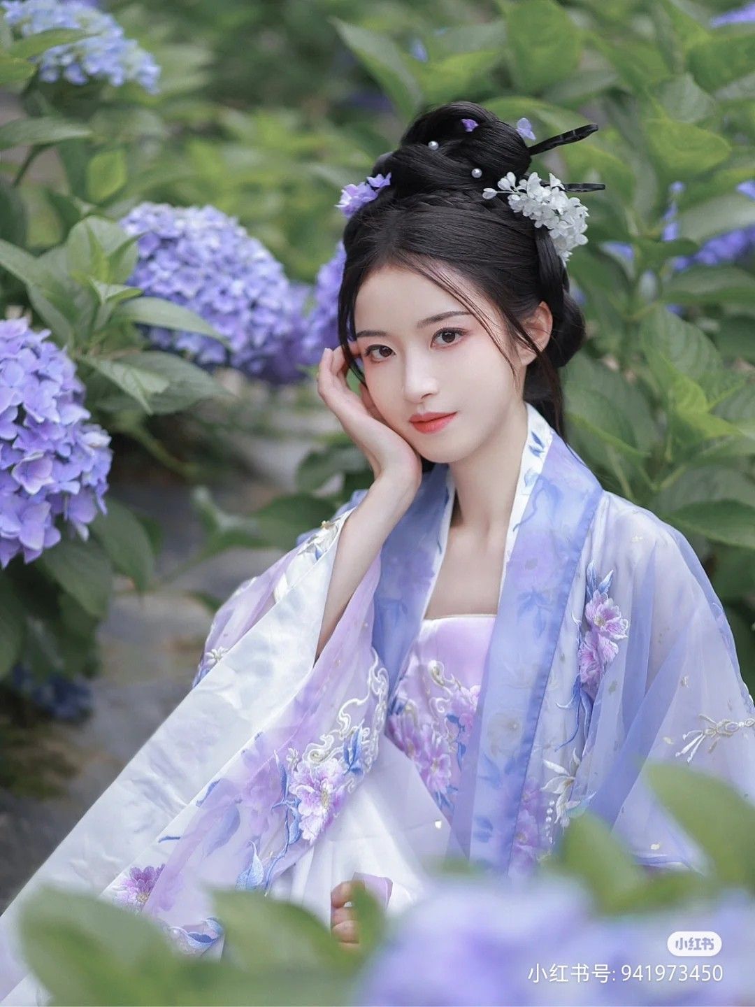 Lotus in the Fire:The Resurgence of Hanfu Fashion in the Modern World