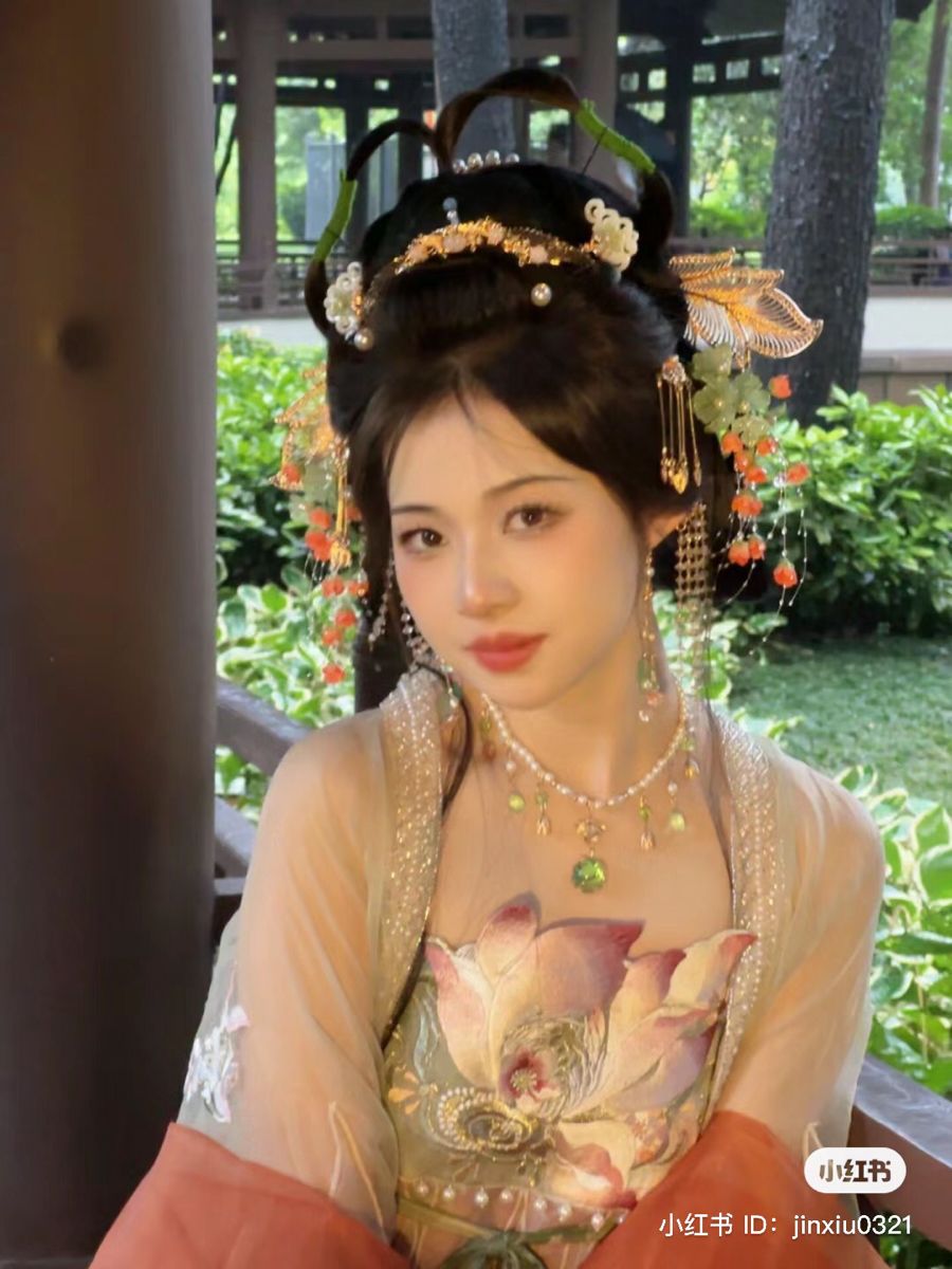 Ethereal Glass-like Hanfu:The Allure of a Traditional Chinese Beauty Ethereal Glass-like Hanfu:The Allure of a Traditional Chinese Beauty