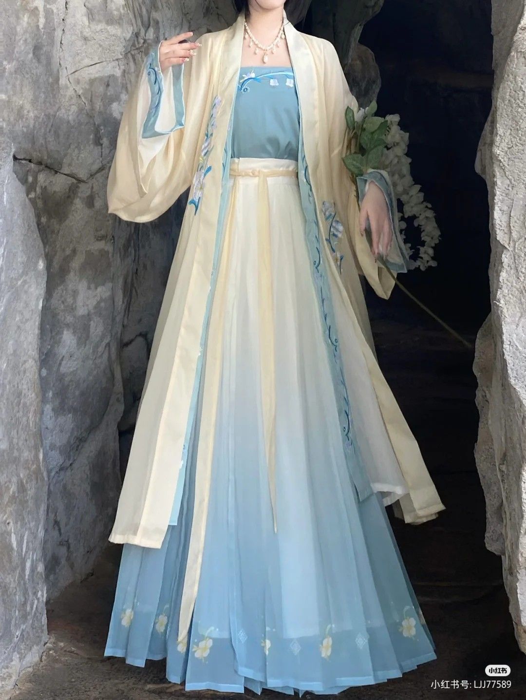 Stunning Neo-Chinese Qipao with Exquisite Sleeve Details Stunning Neo-Chinese Qipao with Exquisite Sleeve Details