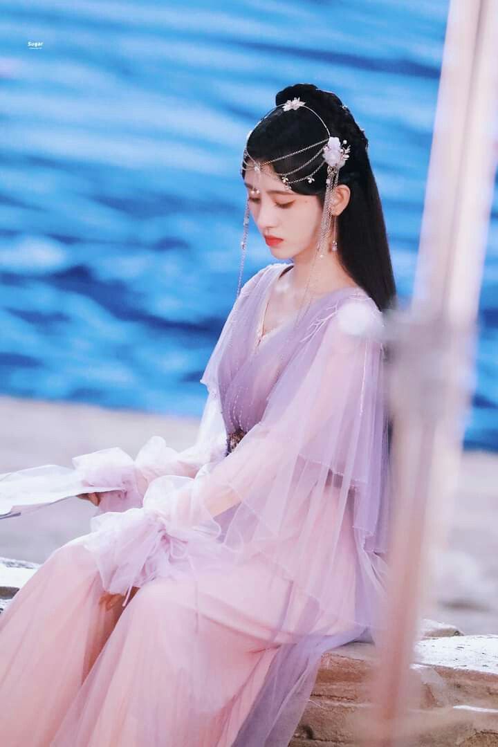 Mary Jane Shoes and the Qipao:A Blend of Traditional Elegance and Modern Charm
