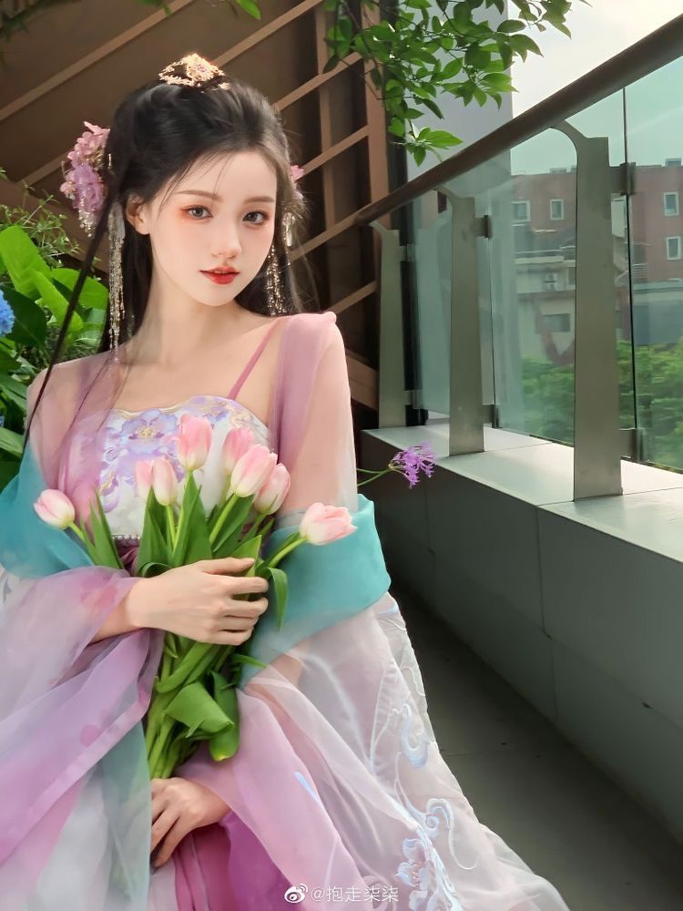 Graduating in Traditional Splendor:The Allure of Hanfu for Teenagers Graduating in Traditional Splendor:The Allure of Hanfu for Teenagers