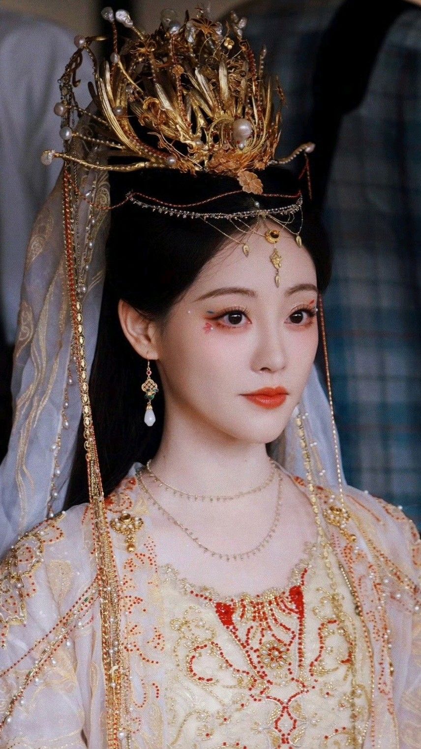 Reinventing Traditional Hanfu for Spring-Summer Fashion:Modern Adaptations and Evolution