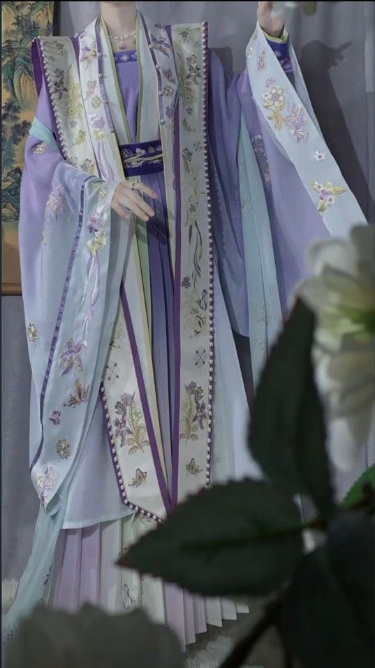 The Allure of the Open-Placket,Waisted-Fit Cheongsam:A Traditional Elegance Reimagined